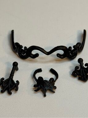 Monster High Black tiara, necklace and earrings for Rochelle Goyle